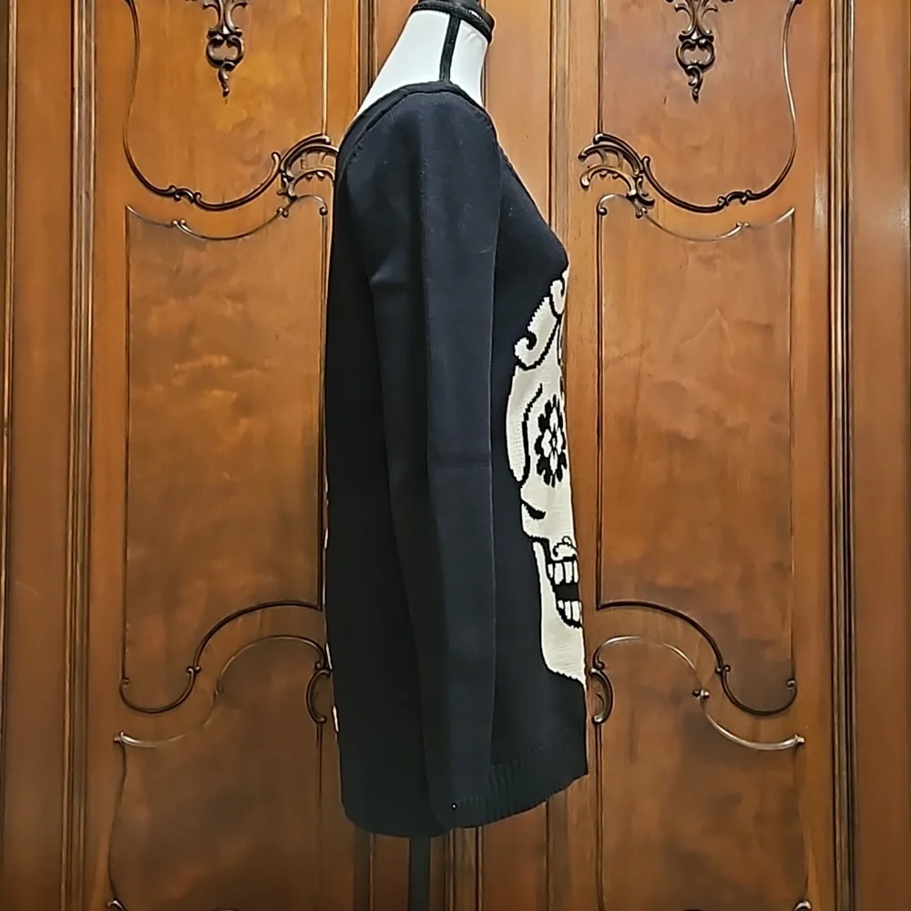 Betsey Johnson Skull Sweater Fleur-de-lis Spine Scoop Neck Sz M Black White - Picture 3 of 9